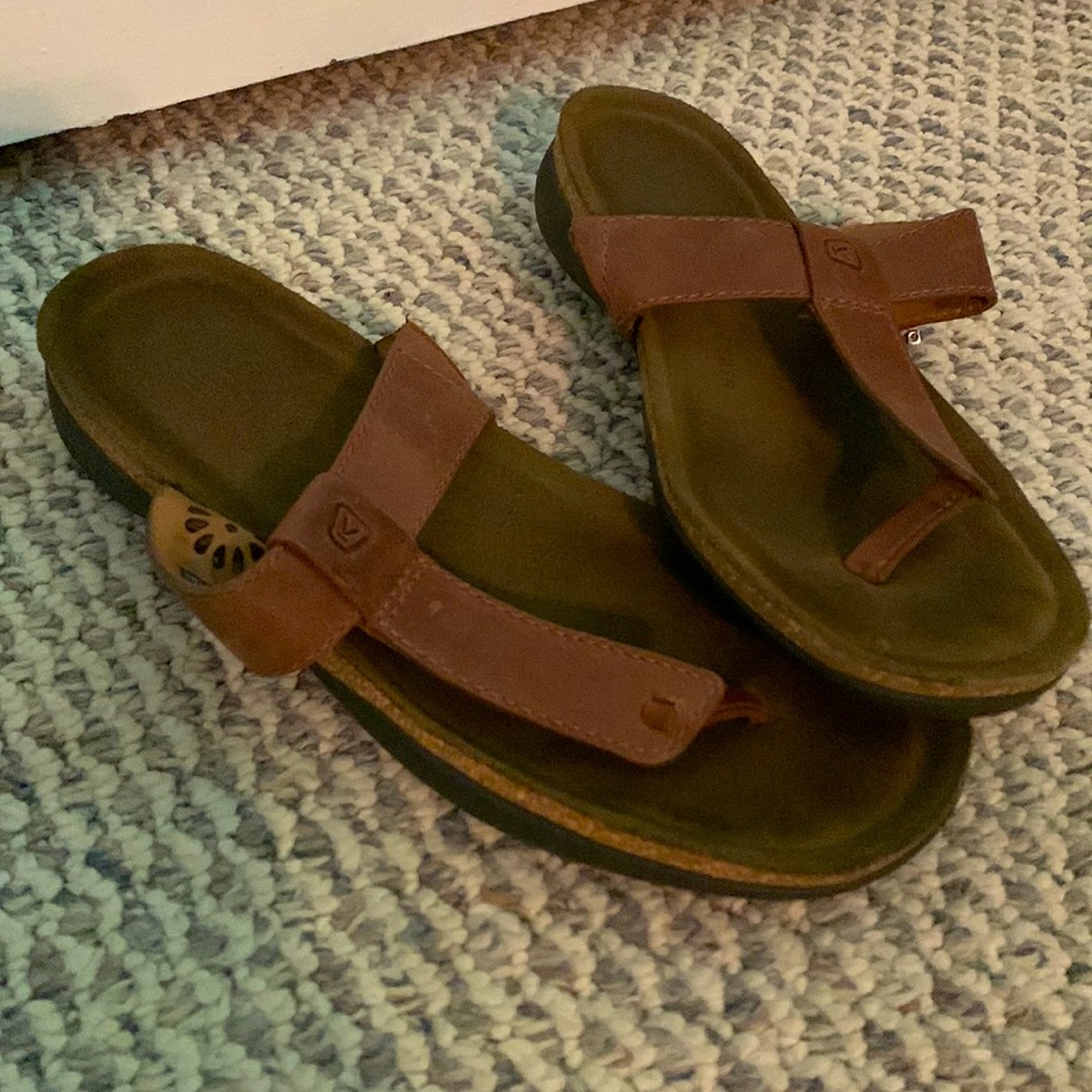 Keen women’s size 7 sandals/flip flops. Color red.